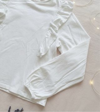 Blusa blanca manga larga con volantes