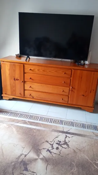 Comò in legno massello a Girona.