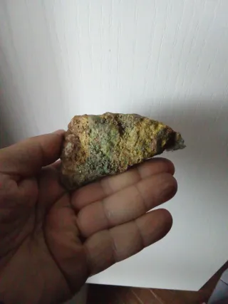 Cristallo di quarzo su roccia