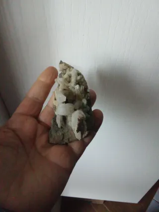 Cristallo di quarzo su roccia