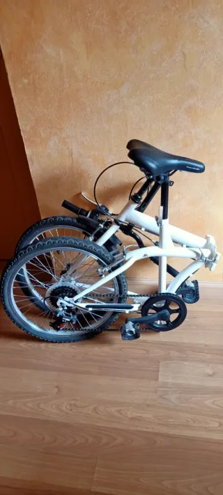 Bicicleta plegable blanca