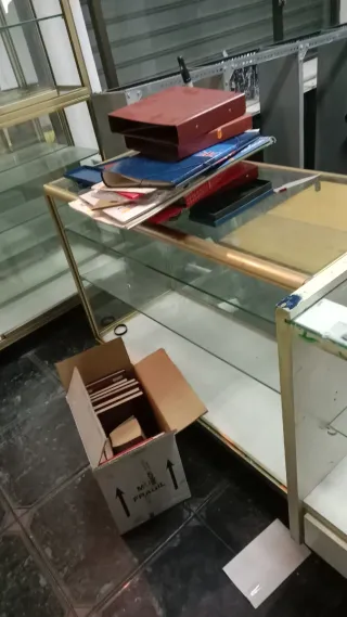 Escaparate de tienda de cristal y metal