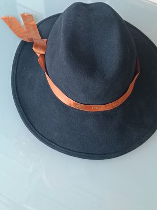 Cappello nero donna con nastro arancione