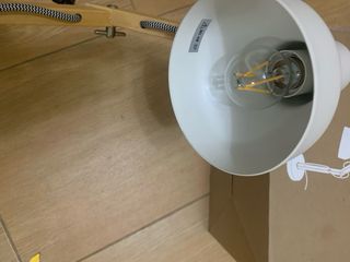 Lampada da tavolo in legno e metallo per studio