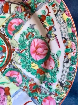 PLATO CHINO DE PORCELANA ESTILO ROSE MEDSLLION