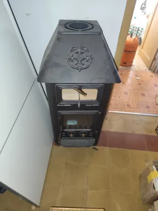 Estufa de leña con puertas y tiradores
