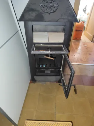 Estufa de leña con puertas y tiradores