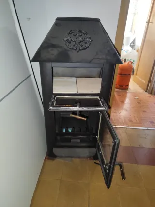 Estufa de leña con puertas y tiradores