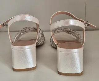 Sandalias de tacón con pedrería