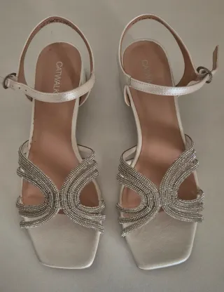 Sandalias de tacón con pedrería