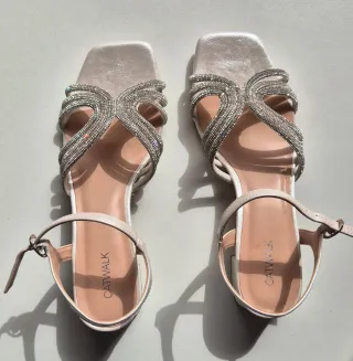 Sandalias de tacón con pedrería