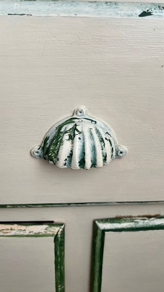 Cómoda de madera beige y verde