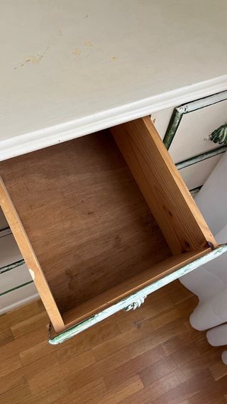 Cómoda de madera beige y verde