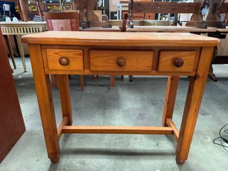 Aparador de pino con 3 cajones