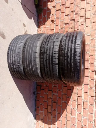 Neumáticos Verano 215/55R16,Tiene mui poco uso