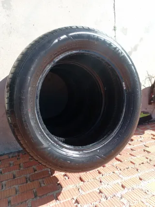 Neumáticos Verano 215/55R16,Tiene mui poco uso