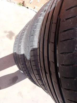 Neumáticos Verano 215/55R16,Tiene mui poco uso