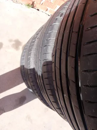 Neumáticos Verano 215/55R16,Tiene mui poco uso