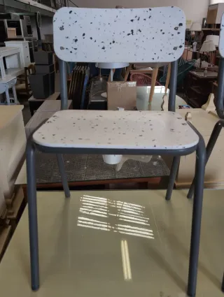 Silla de metal y plástico