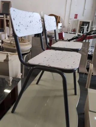 Silla de metal y plástico