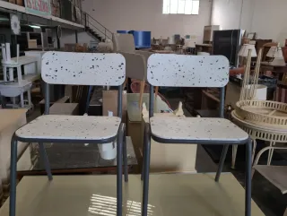 Silla de metal y plástico