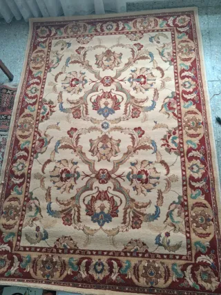 Alfombra beige y roja con diseño floral