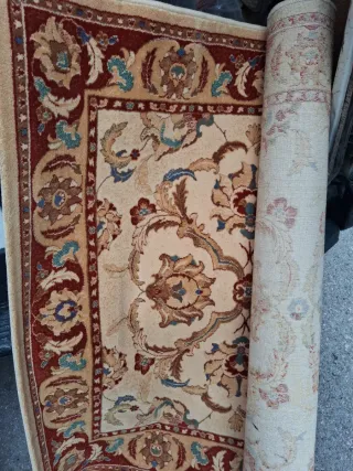 Alfombra beige y roja con diseño floral