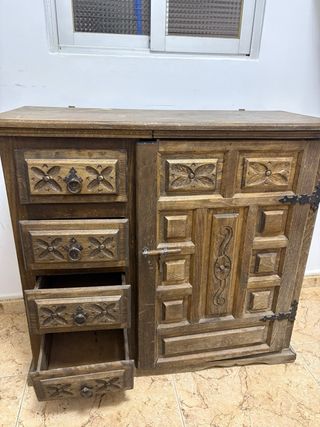 Máquina de coser antigua SINGER negra y dorada.