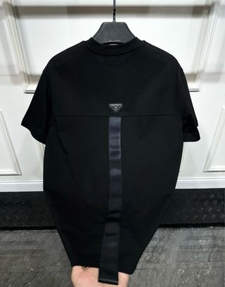 2Camiseta Hermes Negra con Detalles Naranja y prad