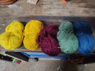 Ovillo de lana azul con detalles fucsia