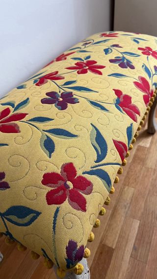 Banco tapizado floral patas madera
