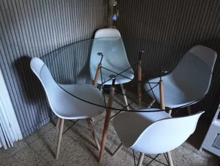 Mesa redonda cristal y seis sillas blancas