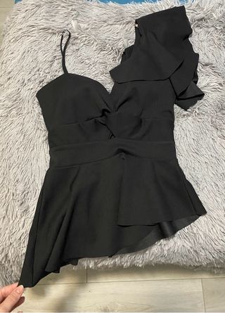 Top negro asimétrico con volantes