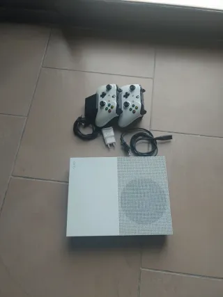 Xbox One S Blanca con 2 mandos y cargador