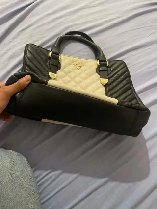 Bolso Guess Negro y Blanco