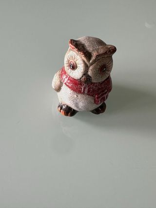 Statuetta gufo con sciarpa rossa