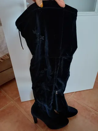 Botas altas de terciopelo negro
