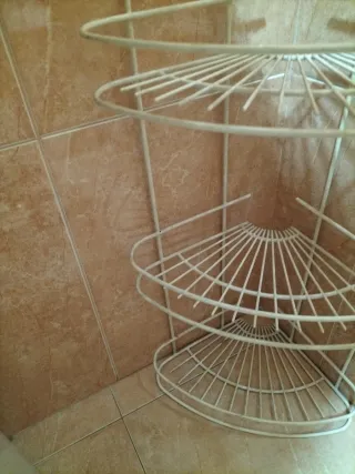 Estante esquinero de metal para baño