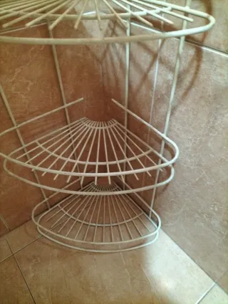 Estante esquinero de metal para baño