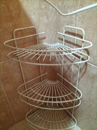 Estante esquinero de metal para baño