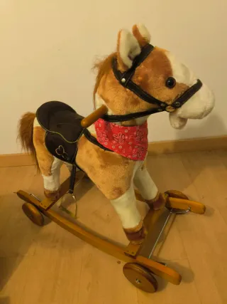Caballito balancín de peluche