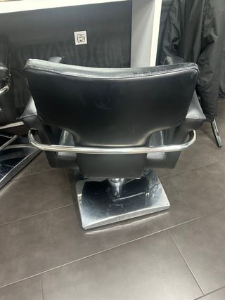 3 sillones de peluquería negro y plateado
