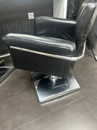 3 sillones de peluquería negro y plateado