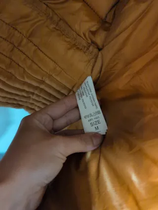 Cazadora amarilla con capucha y pelo