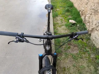 Mondraker Raze Carbon R