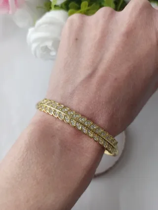 Pulsera dorada con diseño de hojas