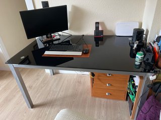 Mesa de cristal negra con patas metálicas