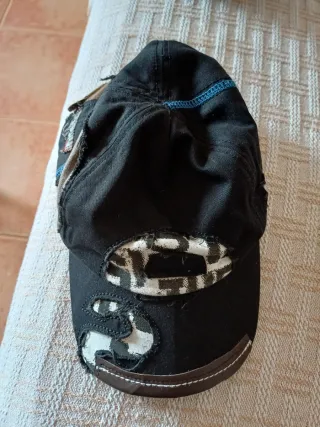 Gorra negra con detalles