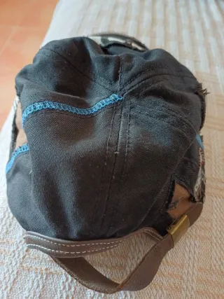 Gorra negra con detalles