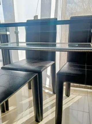 Mesa cristal y 6 sillas efecto piel marrones